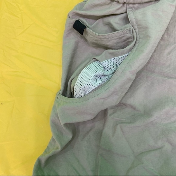 Columbia sportswear company swim trunks with adjustable belt and Velcro pockets. - Picture 4 of 5